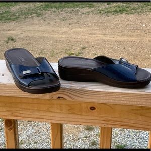 Italian Shoemakers blue leather sandals size 6M
